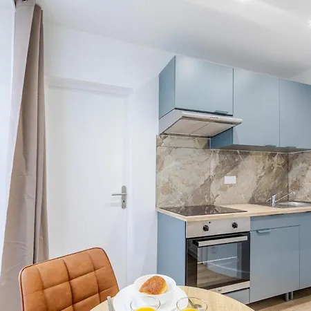 Nid Douillet Pour Deux Coeur Du 19e Arrondissement * Paryż