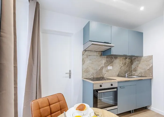 Nid Douillet Pour Deux Coeur Du 19e Arrondissement * Paryż